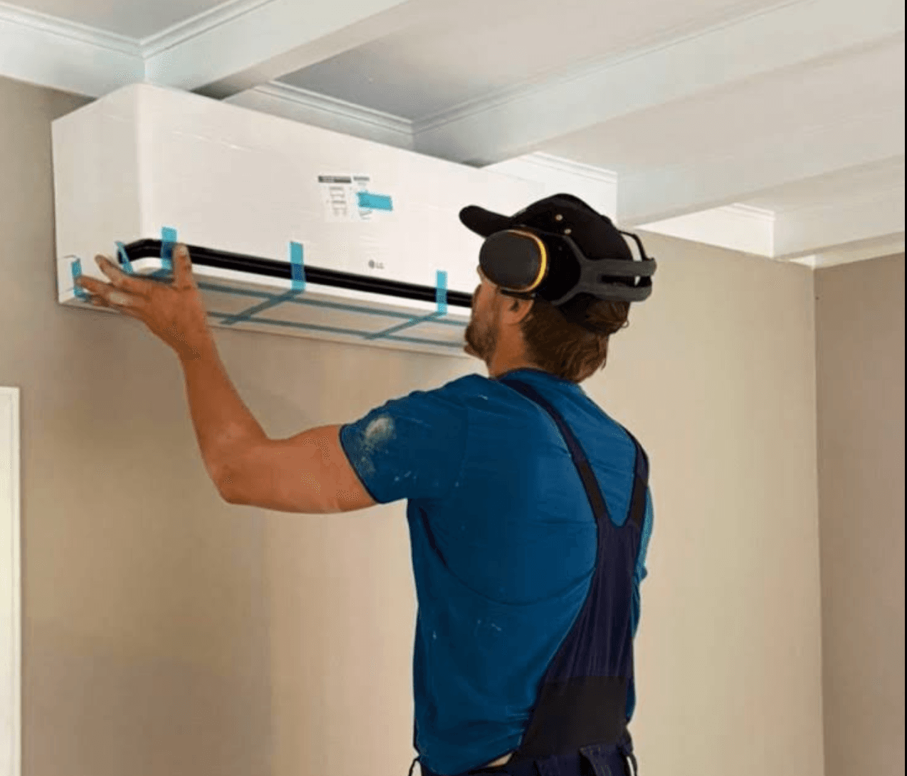 Monteur installeert LG binnenunit aan het plafond