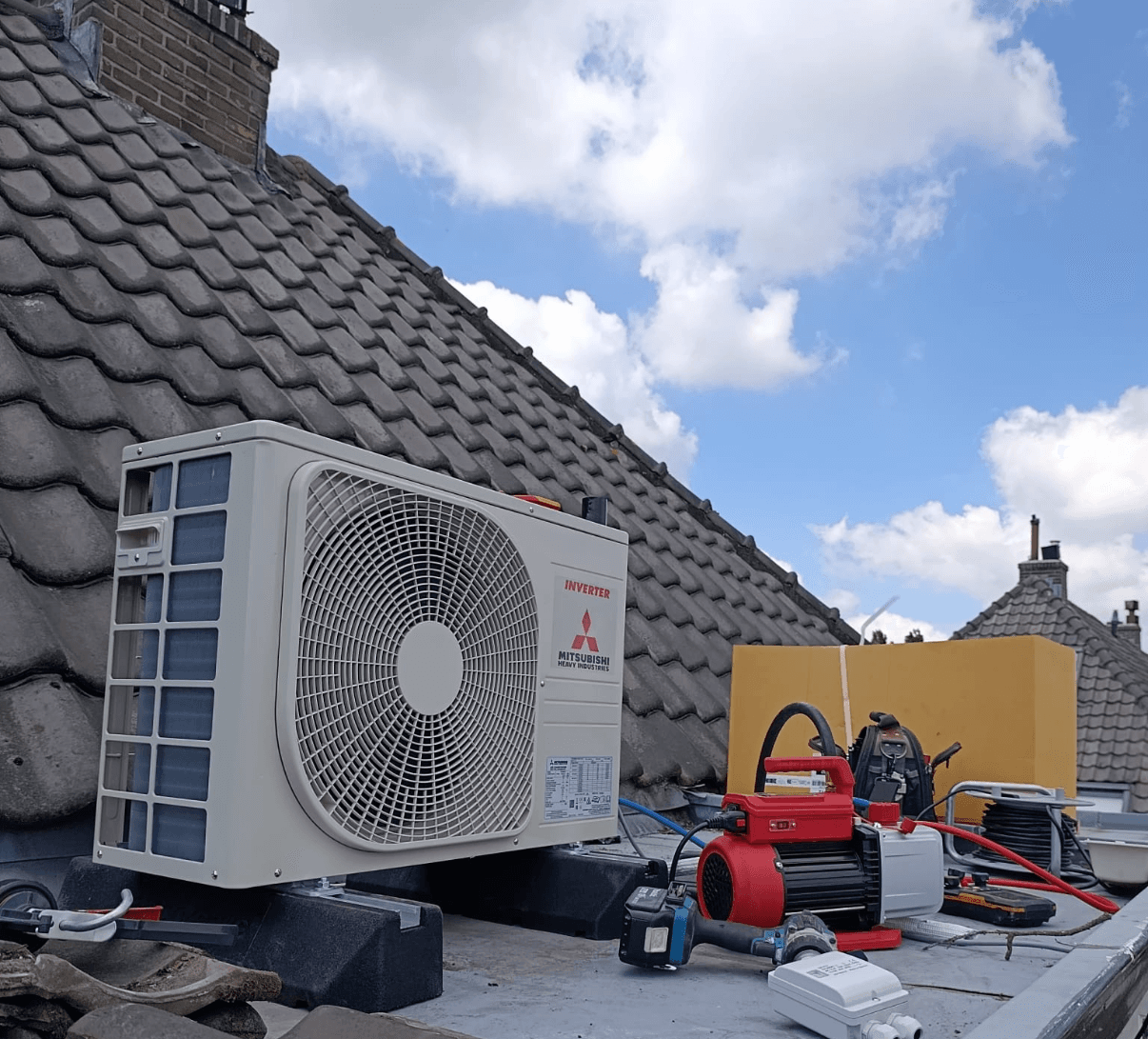 Mitsubishi Heavy Industries buitenunit geïnstalleerd op dak