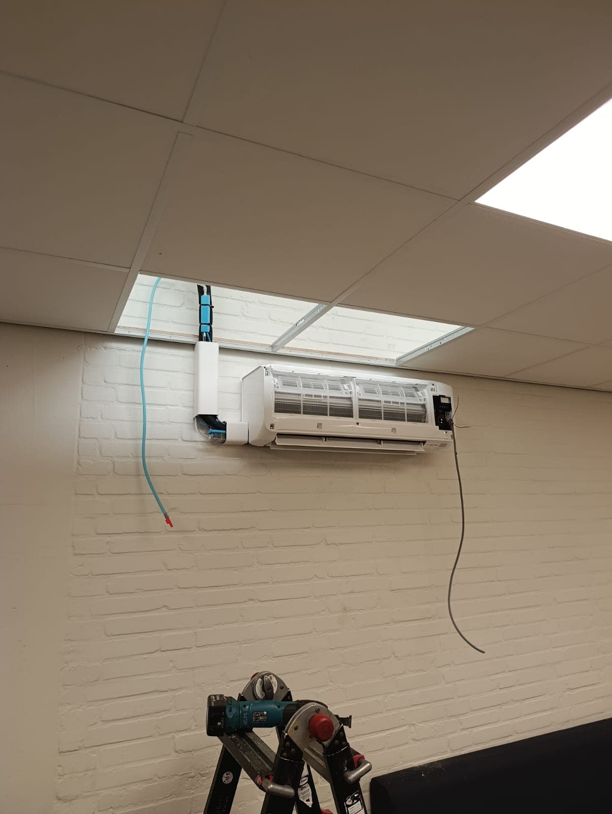 Airco binnenunit gemonteerd aan muur tijdens installatie