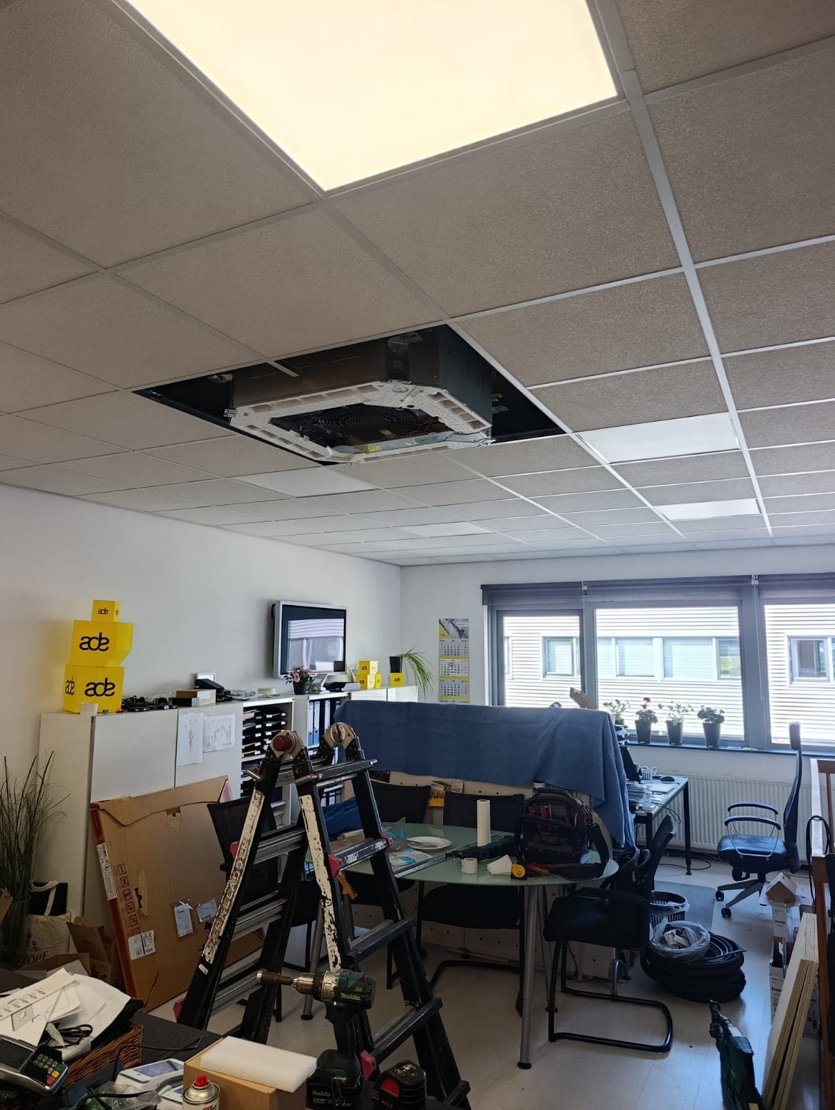 Cassette airco geïnstalleerd in verlaagd plafond kantoor