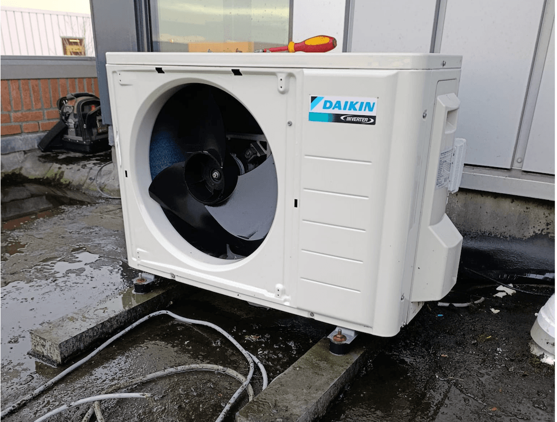 Schone Daikin buitenunit na onderhoud en reiniging