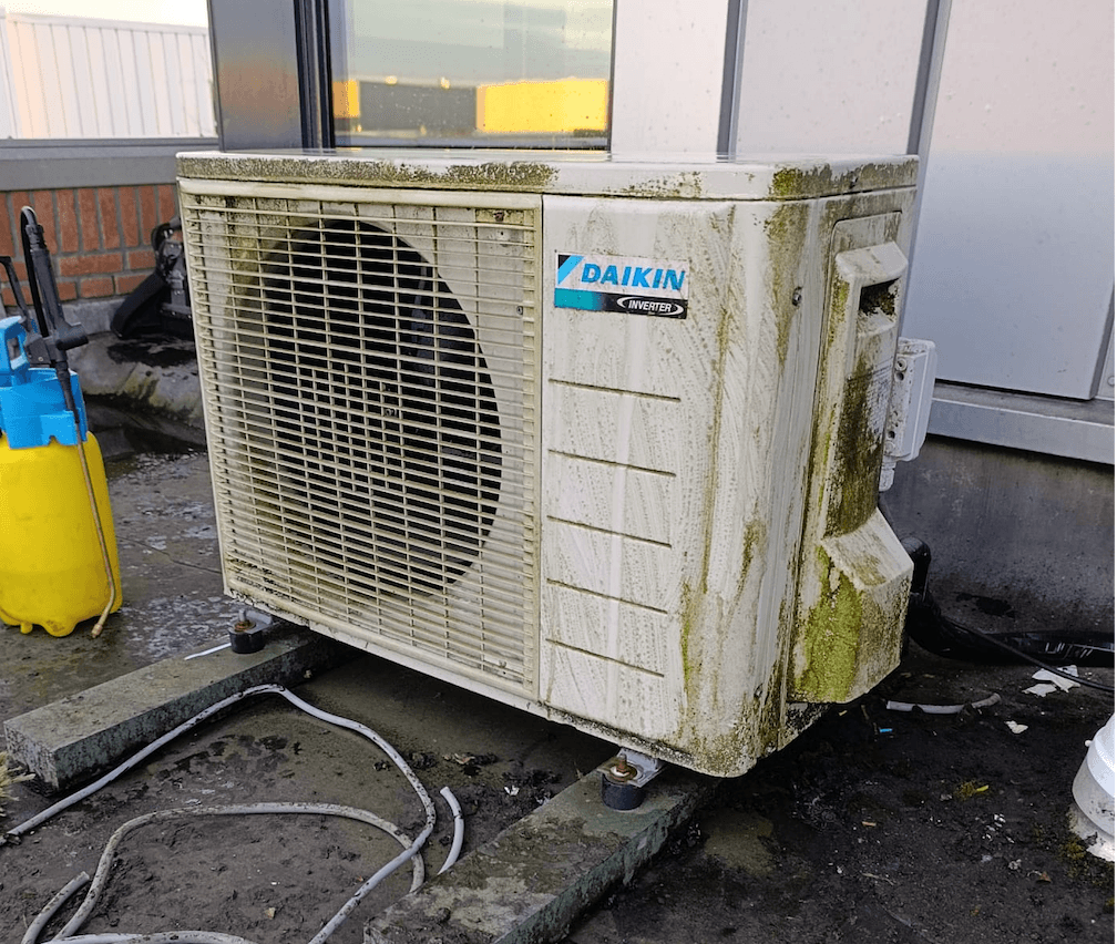 Vervuilde Daikin buitenunit vóór onderhoudsbeurt