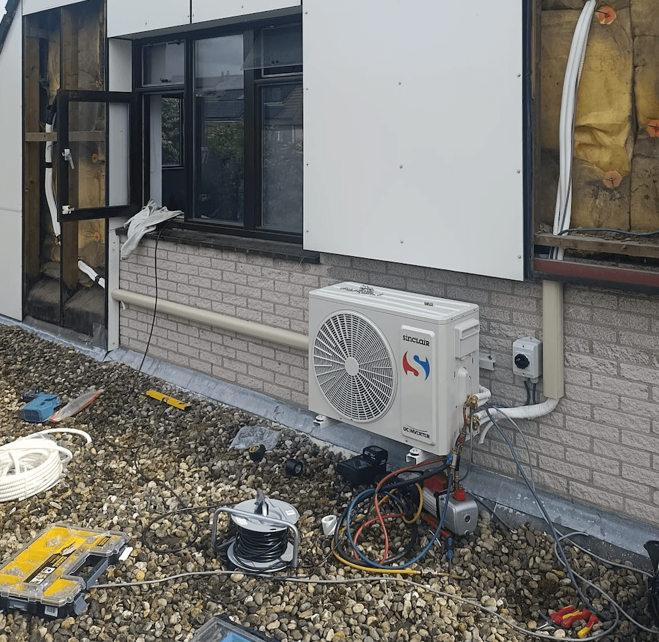 Reparatie van Sinclair buitenunit met vacuümpomp en meetapparatuur