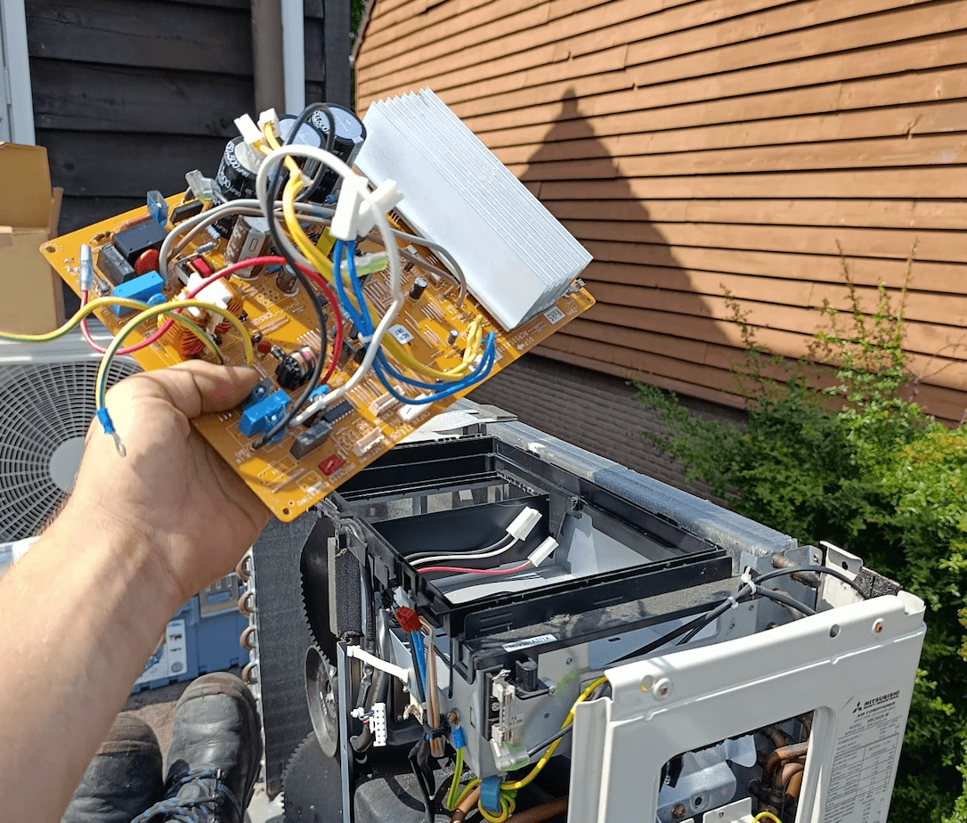 Vervangen van printplaat tijdens airco reparatie
